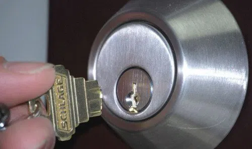 Royal Locksmith Store Blacklick, OH 614-379-1688 - key-broke-in-lock